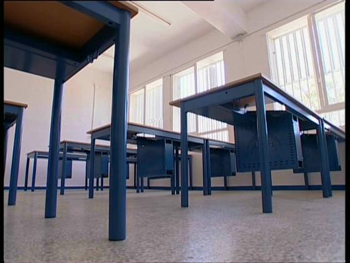 Pupitres en un aula vac�a.  Imagen de sciencepics.org con licencia Creative Commons